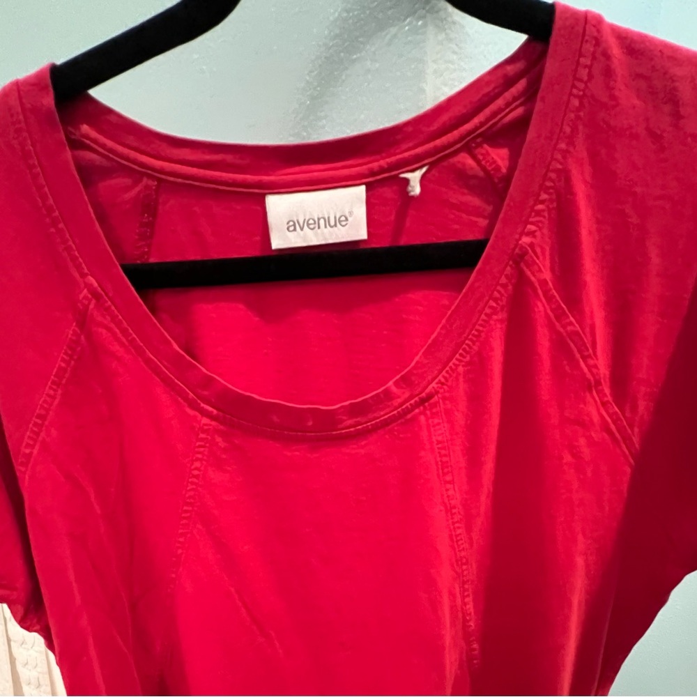 Avenue Women's Red Top. Size L.